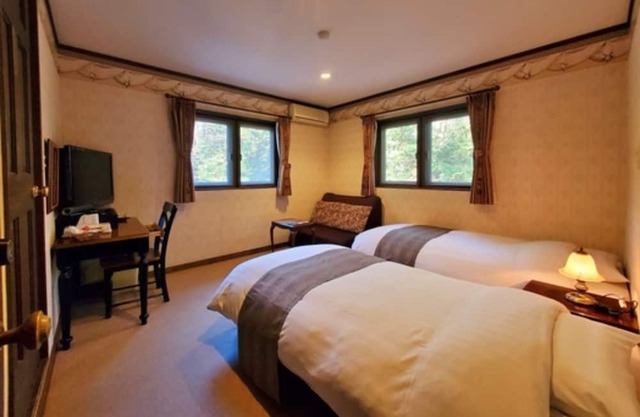 A twin room with a stylish catfoot bathtub You / Minamitsurugun Yamanashi