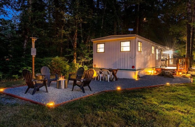 Paradise Retreat - a vintage trailer meets Mt. Rainier's magic in Ashford, WA