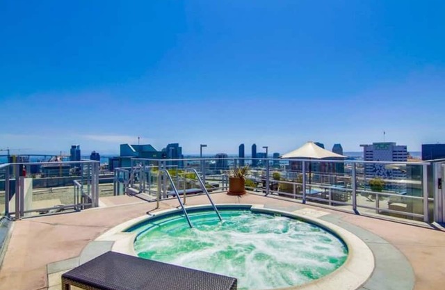 Stunning High-Rise Condo w Free Gym, Pool, Laundry