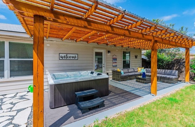 Luxury Home with Hot-Tub & Patio by 6Flags & Seaworld