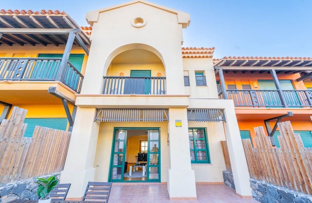 !a100 Metros de la Playa! Preciosa Villa Adosada de Estilo Mejicano con Piscina