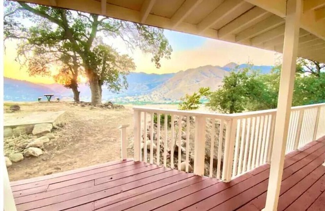 Spacious Sequoia Park Retreat, Top Floor.