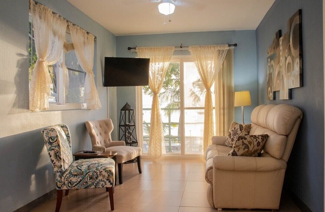 Oceanview 2BR/1BA - Unit 210 Ocean Villa