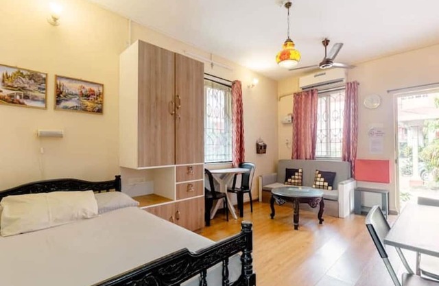 Ground Floor Studio | W/Pool | 15 Min Walk To Beach
