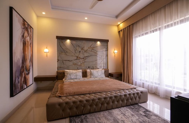 5-Bedroom Luxury Home by Homrise
