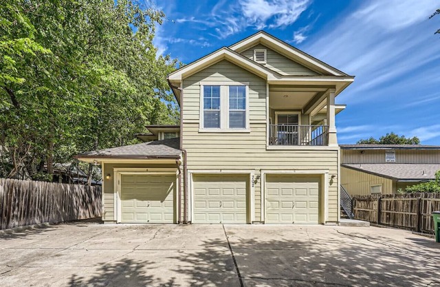 New Listing! 3/2 Centrally located Close to DT!