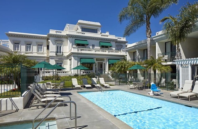 Explore Coronado Beach! Relaxing Unit, Onsite Heated Pool, Private Parking!