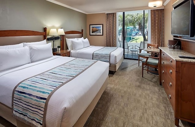 San Diego Getaway! With Heated Pool, Private Parking, Near Coronado Beach!