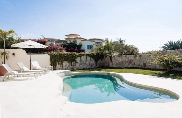 Luxury Villa Retreat, Pool, 300 yards from BEACH