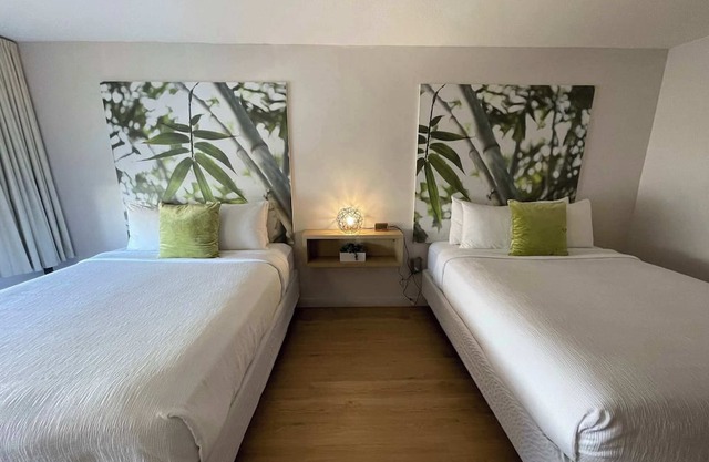 Newly renovated room in cozy hotel near Disney