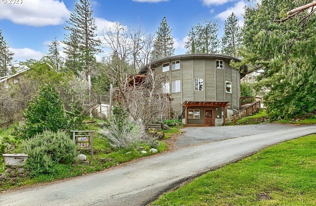 Monthly Single family house just blocks to Ashland's downtown