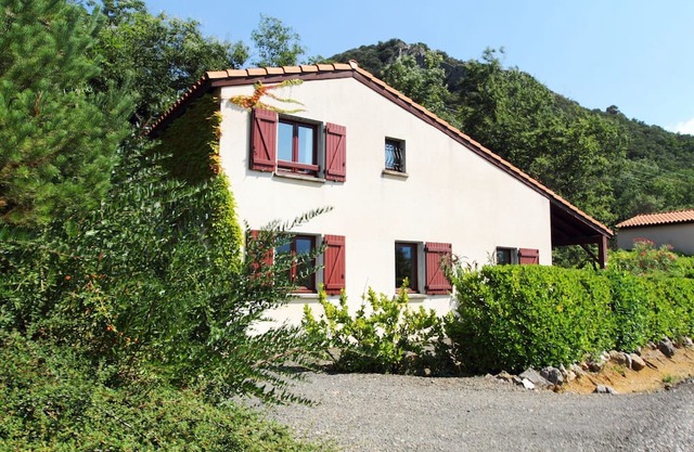 Detached holiday home with terrace in Quillan