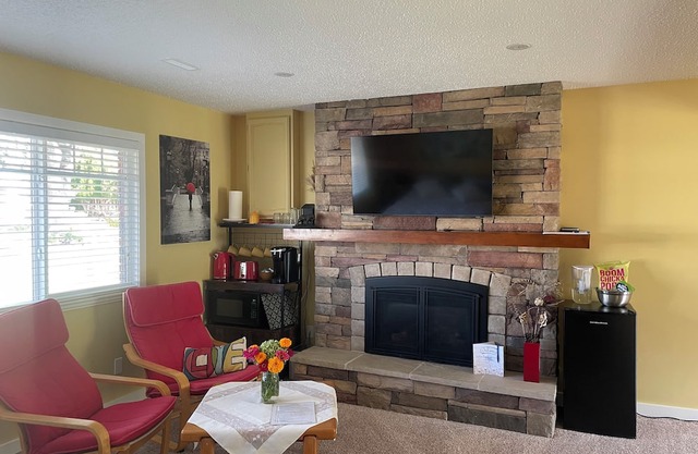 Private suite with Hot Tub-near airport & downtown Kelowna