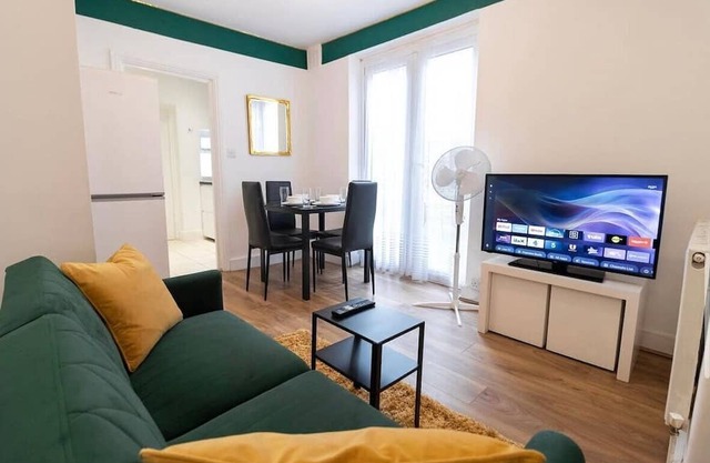 Charming 3 Bed House with Garden | Central
