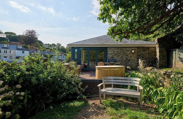 Luxury Waterfront Boathouse with Hot Tub, Private Garden & Alfresco Kitchen
