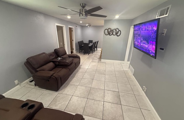 Spacious 6-bedroom house in beautiful Fort Worth with AC