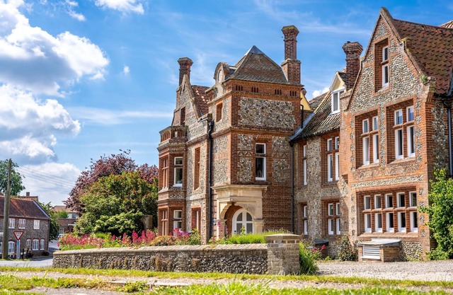 Meadow View is a perfect North Norfolk grown-up bolthole in the popular village of Binham. It is a s