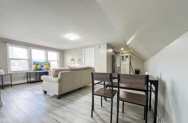 Charming 4-BDR - Walk to Downtown & Free parking!