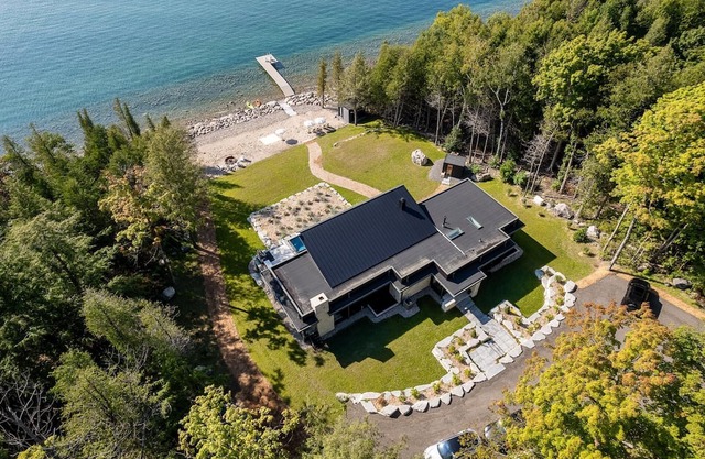 Luxury Georgian Bay Cottage – 5 Bed, 5 Bath, Tiny Township