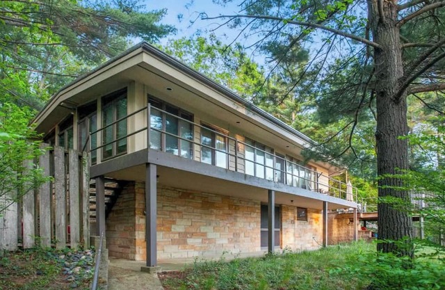 Charming Mid - Century home in the lovely Palisades Park gated community.