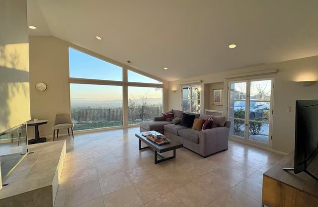 Glass Retreat Gateway House with View