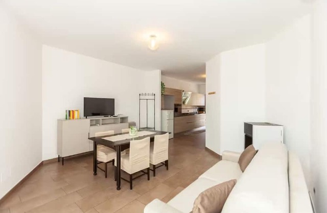 Villa luminosa con balcone e jacuzzi, zona Milano