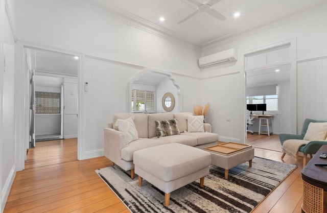 Elegant 4-Bed Home Near Shops & Dining
