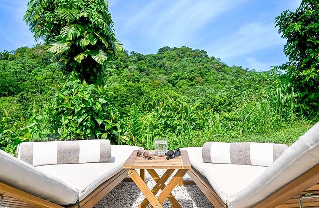 Luxury Meets Nature - Secluded Retreat, Jacuzzi, Tropical Garden, Mountain Views