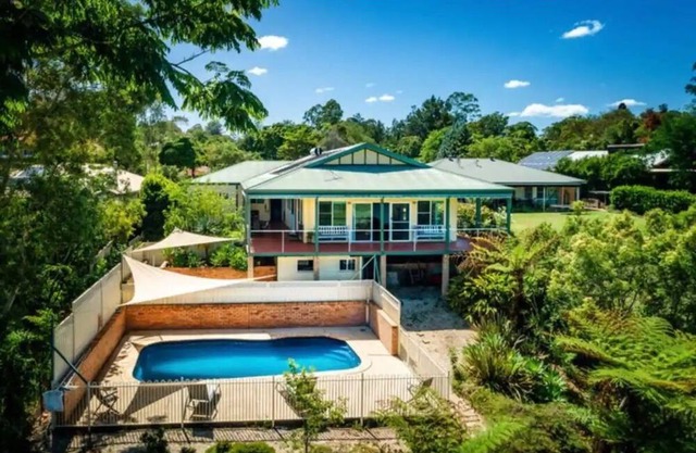 5 Bedroom house with a pool, deck and amazing view