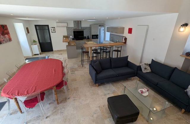 Air-Conditioned Cottage with Garden in Tavers