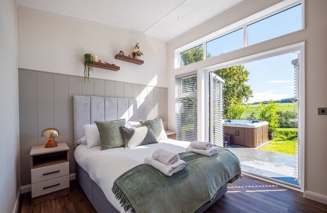 Stylish 3-Bed Lodge with Golf & Spa Access