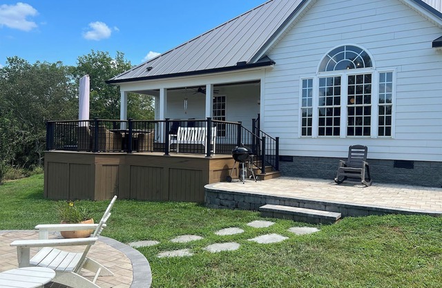 3BR house on acreage just outside of Nashville with gym, hot tub, and fireplace