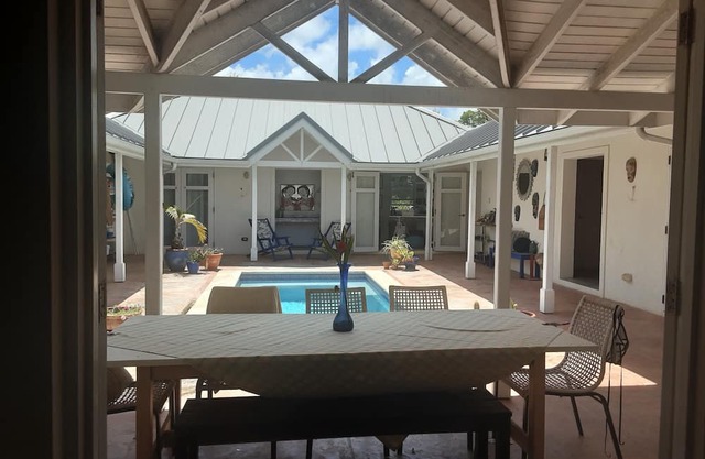 A Hidden Bed & breakfast with live-in host Private, Peaceful with Plunge pool.