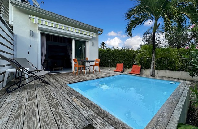 Mango Orange duplex with pool
