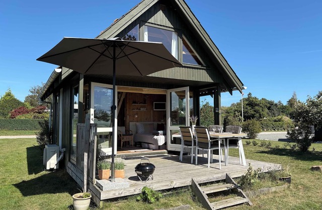 Cozy small holiday home with sea view