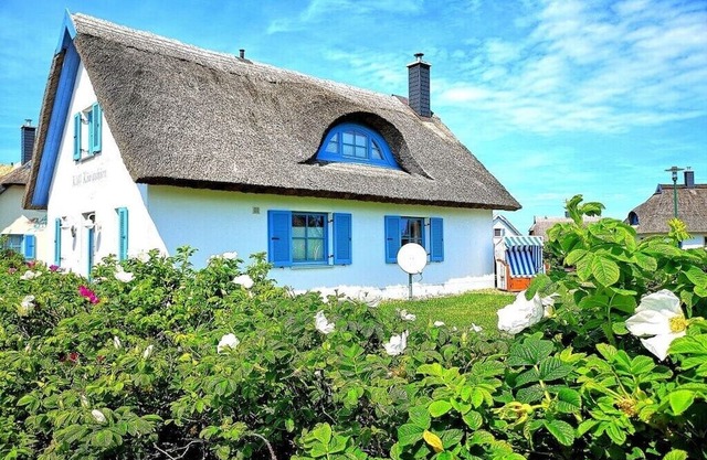 Thatched house by the sea Cliff Königshörn