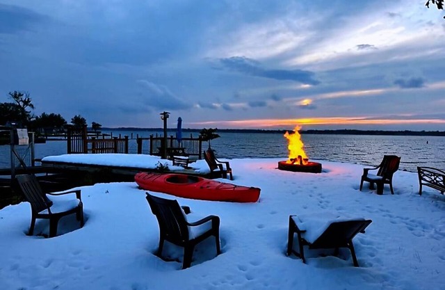 Winter Getaway-River Ice View+Free Wine + Firwood