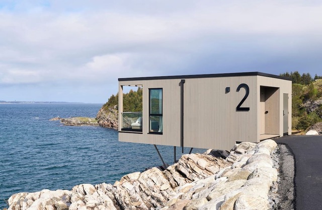 Hideaway Herdla 2 – unique and luxurious cabin 15 m above the sea near Bergen