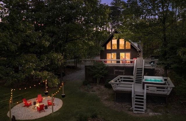 Cozy Chalet Cabin with Hot Tub, Fire Pit, Modern Decor in Bloomery, WV