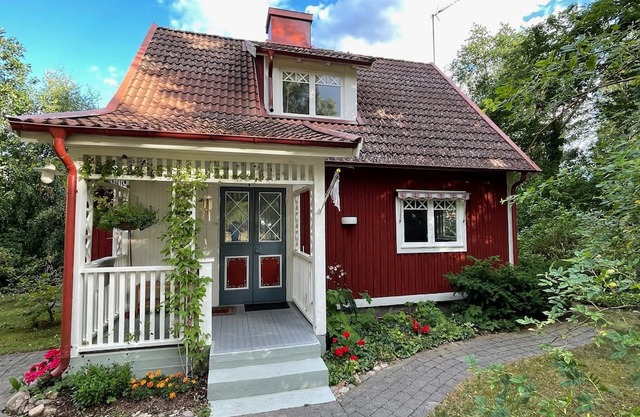 Hus Rose - Red vacation home in Påryd near Kalmar with fireplace, garden & fiber optics