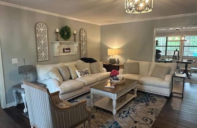 The Parker House-Stylish 3 Bedroom 2.5 miles to Downtown Laurel