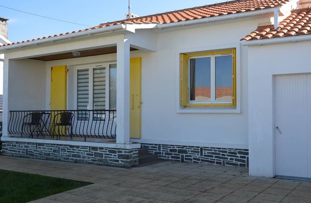 Charming Renovated House with Garden, WiFi, 1200m from Beach