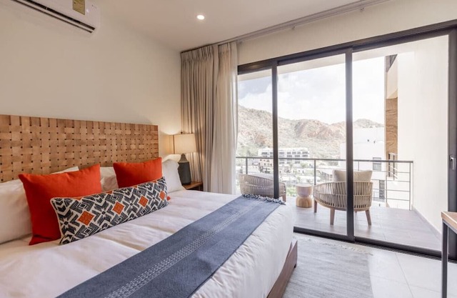 3BR Condo: Partial Sea View, Pool & Jacuzzi