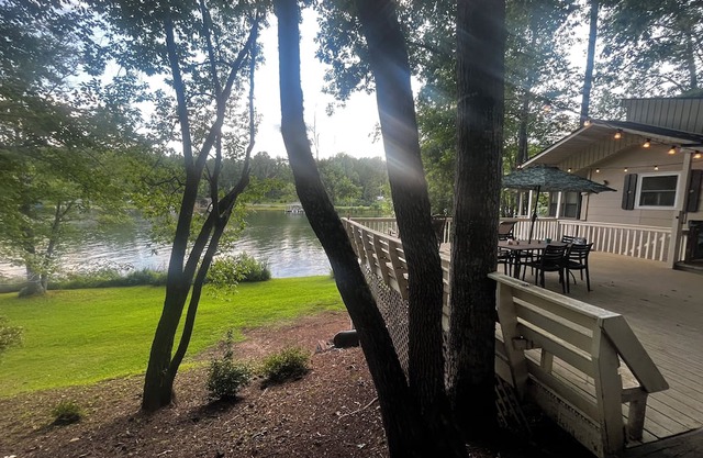 LAKEHOUSE 2-bedroom with dock and outdoor dining in Tamassee