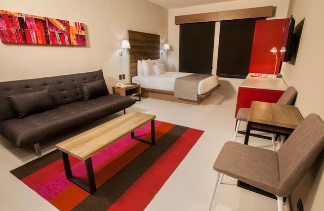 Spacious Cabo Retreat – Walk to Shops, Beaches & the Marina for Dining, Shopping