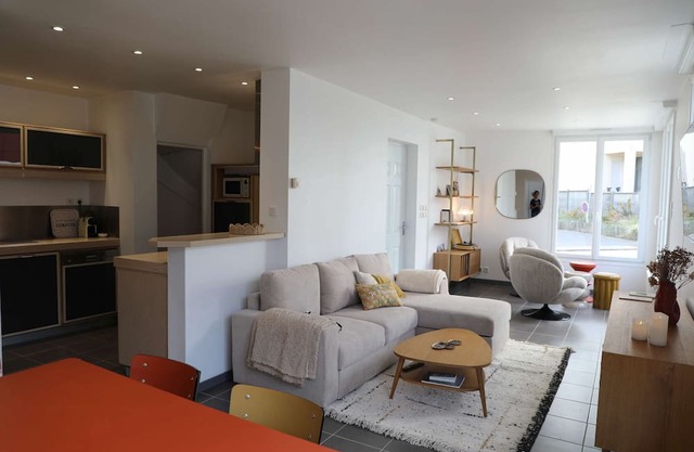 Billie Blue, sea view in town center, Ault, with cinema room