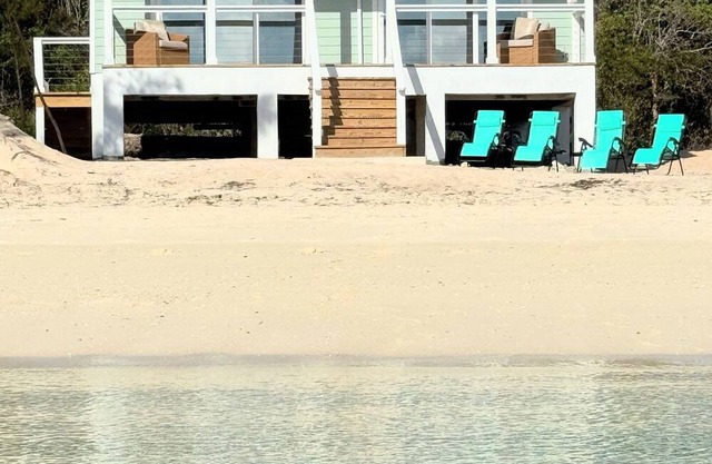 Gorgeous 2-bedroom Beachfront house in Governor's Harbour with AC, Hi Speed WiFi