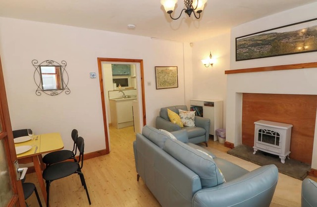 HOLME COTTAGE, family friendly, with a garden in Hebden Bridge