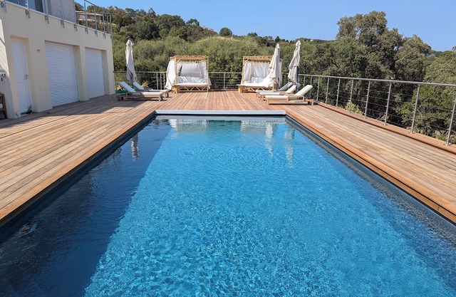 Villa with pool and sea view 230m from the beach