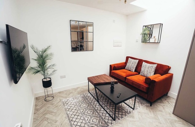Hen & Chickens Luxury Apt Free Parking | By DerBnB
